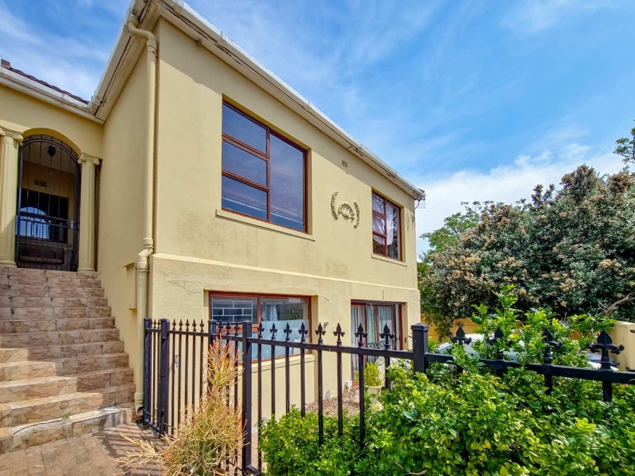 4 Bedroom Property for Sale in Vredehoek Western Cape